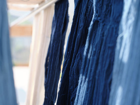 多様な藍色を糸染めで表現