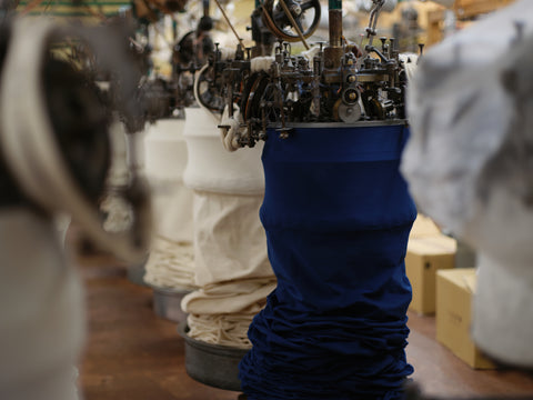 希少な吊り編み機による生産